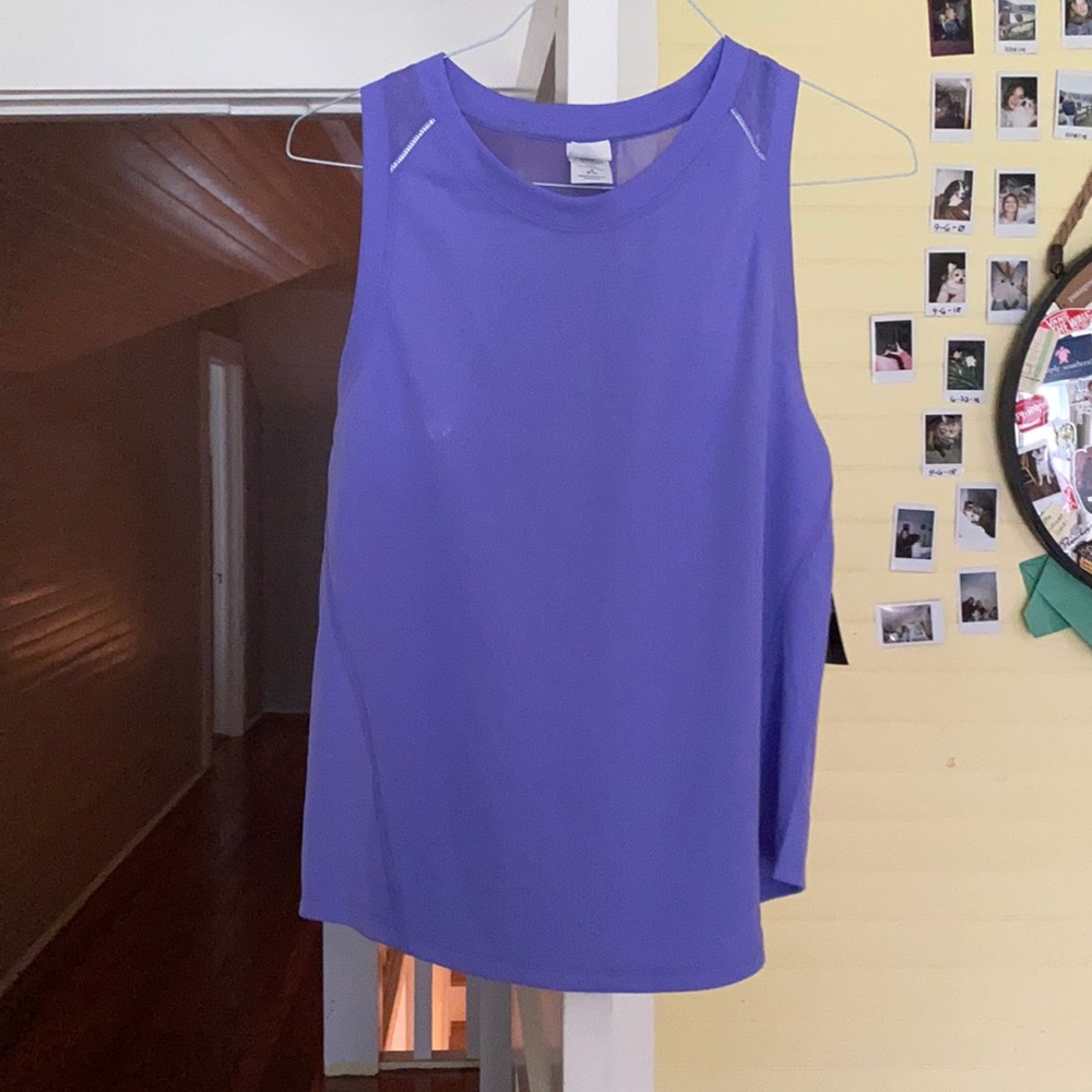 Women’s Avia athletic top.